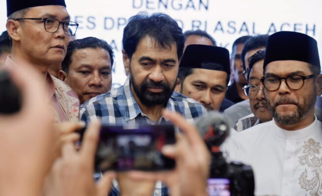 Gubernur Aceh Muzakir Manaf memberikan keterangan usai rapat bersama FORBES DPR/DPD RI asal Aceh di Meuligoe Gubernur, Jum'at malam (13/6). (Foto: For Infoaceh.net)