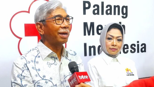 Sekretaris Jenderal PMI Pusat, A.M. Fachir bersama Wakil Ketua Umum Koordinator Bidang Sosial Kadin Indonesia, Nita Yudi, dalam konferensi pers di kantor PMI Pusat, kawasan Gatot Subroto, Jakarta Selatan, Kamis, 5 Juni 2025.