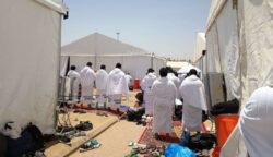 Jemaah salat jama qasar zuhur asar di arafah