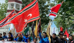 Ratusan masyarakat dan mahasiswa dari berbagai perguruan tinggi di Aceh menggelar aksi unjuk rasa di halaman Kantor Gubernur Aceh, Banda Aceh, Senin 16 Juni 2025.