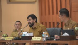 Gubernur Aceh Muzakir Manaf (Mualem) didampingi Wagub Fadhlullah dan Plt. Sekda Aceh M Nasir Syamaun memimpin Rapim Pemerintah Aceh membahas percepatan realisasi APBA 2025 di Gedung Serbaguna Setda Aceh, Senin (23/6). (Foto: For Infoaceh.net)