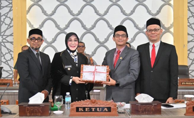 Wali Kota Banda Aceh Illiza Sa’aduddin Djamal menyerahkan dokumen pertangungjawaban APBK Banda Aceh 2024 yang diterima Ketua DPRK Irwansyah, Senin (23/6). (Foto: Ist)