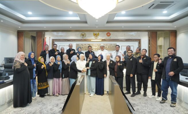 Anggota DPR RI dari Fraksi PKS, Ateng Sutisna, menerima kunjungan 30 mahasiswa dari Universitas Sukabumi di Ruang Pleno Fraksi PKS, Rabu (18/6).