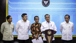 Menteri Sekretaris Negara (Mensesneg), Prasetyo Hadi, menyampaikan keterangan pers kepada awak media di Kompleks Istana Kepresidenan Jakarta, pada Selasa, 10 Juni 2025. (Foto: BPMI Setpres)