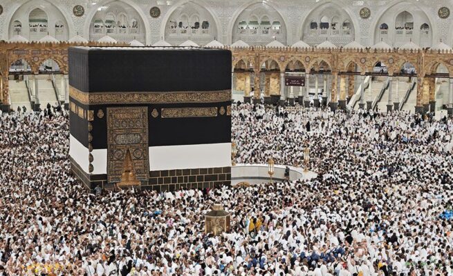 Jutaan jamaah haji dari berbagai negara terus melaksanakan prosesi lempar jamrah di Mina pada hari kedua Tasyrik, Minggu (8/6/2025).
