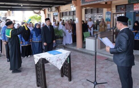 Bupati Aceh Besar Muharram Idris melantik dr. Bunaiya Putra MKM sebagai Direktur RSUD Aceh Besar, di Teras RSUD setempat, Indrapuri, Senin (2/6). (Foto: For Infoaceh.net)