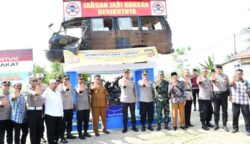 Sebuah mobil dan sepeda motor korban kecelakaan lalu lintas terpajang di atas sebuah monumen, di depan Polsek Julok, Polres Aceh Timur