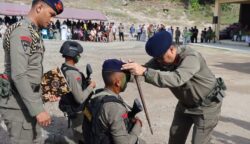 Kapolda Aceh Irjen Pol Achmad Kartiko menyematkan baret biru kepada Bintara dan Tamtama remaja Satuan Brimob Polda Aceh dalam upacara penutupan tradisi pembaretan 2025 di Pusat Latihan Brimob Lamreh, Aceh Besar, Selasa (3/6).