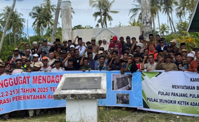 Ratusan warga dari berbagai elemen Selasa (3/6) berkumpul di gugusan empat pulau di Aceh Singkil untuk menggelar deklarasi penegasan Pulau Mangkir Besar, Pulau Mangkir Kecil, Pulau Lipan dan Pulau Panjang merupakan bagian sah dari Provinsi Aceh. (Foto: Ist)