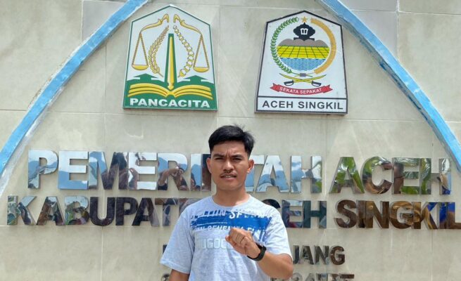 Ketua DPW Alamp Aksi Provinsi Aceh Mahmud Padang di tugu Pulau Panjang, Kabupaten Aceh Singkil