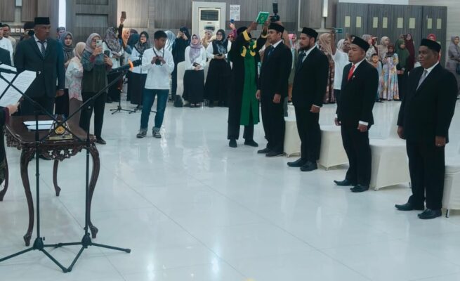 Wali Kota Banda Aceh Illiza Sa’aduddin Djamal melantik Ketua dan Anggota Badan Baitul Mal Kota Banda Aceh periode 2025–2030 di aula lantai IV Gedung Mawardy Nurdin, Balai Kota Banda Aceh, Rabu (4/6). (Foto: For Infoaceh.net)
