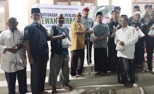 Ketua Dewan Dakwah Aceh Prof Dr Muhammad AR MEd membagikan daging kurban di Komplek Markaz Dewan Dakwah Aceh, Gampong Rumpet, Kecamatan Krueng Barona Jaya, Aceh Besar, Jum'at malam (6/6)
