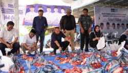 Dewan Pimpinan Daerah (DPD) Partai Demokrat Aceh menyembelih empat ekor sapi dan tiga ekor kambing qurban di Kantor DPD Partai Demokrat, Lueng Bata, Banda Aceh, Sabtu (7/6/2025).