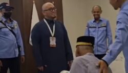 Wakil Kepala Badan Penyelenggara Haji (BP Haji) Dahnil Anzar Simanjuntak mengungkapkan dugaan pungli jamaah haji lansia ketika sidak BP Haji ke hotel transit jemaah di kawasan Aziziyah, Mekkah, Senin (9/6). (Foto: Ist)