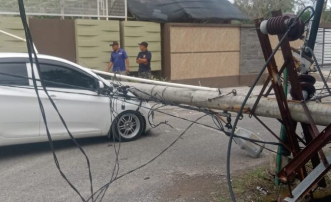 Angin kencang melanda wilayah Banda Aceh mengakibatkan tiang listrik tumbang menimpa mobil warga di kawasan Lamgugob, Selasa (10/6). (Foto: For Infoaceh.net)