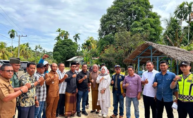 Bunda Salma saat meninjau kondisi jalan rusak lintas Paya Bakong-Pante Bahagia di Aceh Utara