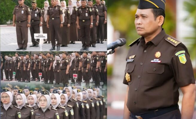Asisten Intelijen Kejati Aceh Mukhzan SH MH memimpin apel pagi di halaman Kejati Aceh, Senin (16/6/2025). (Foto: Ist)