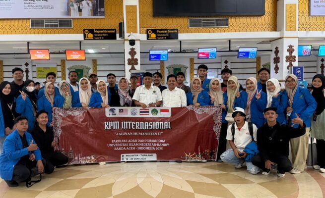 Dekan FAH UIN Ar-Raniry Syarifuddin PhD didampingi Wakil Dekan I Bidang Akademik dan Kelembagaan Nazaruddin melepas 28 mahasiswa untuk mengikuti KPM Internasional di Malaysia-Thailand, Senin (16/6). (Foto: For Infoaceh.net)