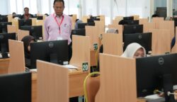 Wakil Rektor I Bidang Akademik USK, Prof Dr Ir Agussabti MSi meninjau pelaksanaan UTBK SMMPTN Barat di lingkungan kampus setempat, Selasa, 17 Juni 2025. (Foto: For Infoaceh.net)