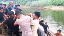 Evakuasi jenazah warga Gampong Leubok Pempeng, Kecamatan Peureulak, Kabupaten Aceh Timur, yang tewas setelah diterkam buaya saat menyelam mencari kerang di aliran sungai setempat, Sabtu (21/6) siang. (Foto: Dok. Humas Polres Aceh Timur)