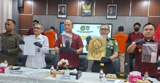 Kepala Kantor Imigrasi Kelas I TPI Banda Aceh, Gindo Ginting didampingi Perwakilan Kodam IM dan BAIS memperlihatkan barang bukti 2 WNA asal Pakistan dan Malaysia yang diamankan karena melanggar aturan Keimigrasian, pada konferensi pers, Selasa (24/6). (Foto: Dok. Infoaceh.net)