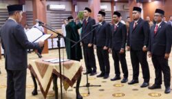 Plt Sekda Aceh, M. Nasir Syamaun melantik lima Komisioner Komisi Informasi Aceh, di Gedung Serbaguna Kantor Gubernur Aceh, Selasa (24/6/2025). (Foto: Ist)