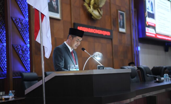 Plt. Sekda Aceh M Nasir Syamaun menyampaikan Rancangan Qanun Aceh tentang Pertanggungjawaban APBA 2024 dalam rapat paripurna DPRA, Selasa (24 Juni 2025).