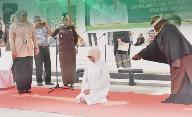 Kejari Bireuen melaksanakan eksekusi cambuk terhadap 2 terpidana pelanggaran jarimah ikhtilath di halaman Masjid Agung Sulthan Jeumpa, Kota Juang, Kamis, 26 Juni 2025. (Foto: Ist)