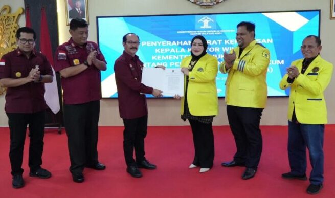 Kakanwil Kemenkum Aceh Meurah Budiman menyerahkan SK pengesahan badan hukum kepada Ketua Partai Perjuangan Aceh (PPA) Prof Adjunct Marniati, Kamis (26/6). (Foto: Ist)