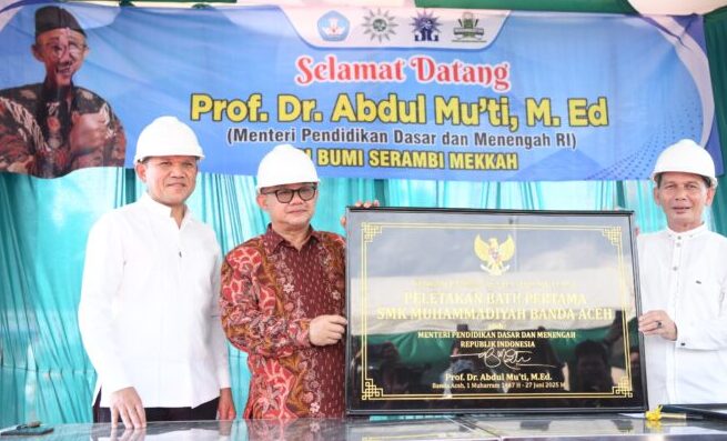 Menteri Pendidikan Dasar dan Menengah Prof. Abdul Mu’ti bersama Wakil Gubernur Aceh Fadhlullah meletakkan batu pertama pembangunan SMK Muhammadiyah Banda Aceh, Jum'at sore (27/6). (Foto: Ist)