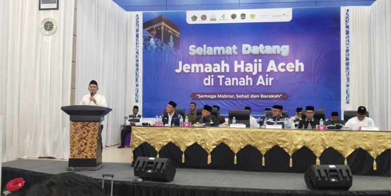 Wagub Aceh Fadhlullah menyambut kepulangan jamaah haji Aceh Kloter 01, di Asrama Haji Aceh, Sabtu (28/6).