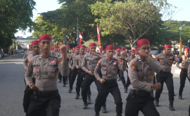 Sejumlah polisi mengikuti gladi bersih atraksi bela diri yang akan ditampilkan pada peringatan Hari Bhayangkara ke-79 di Lapangan Blang Padang, Banda Aceh. (Foto: Ist)