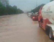 Hujan deras yang mengguyur sejak siang menyebabkan banjir di ruas Tol Jakarta–Merak, tepatnya di KM 24 arah Karawaci–Bitung, Sabtu (28/6/2025)
