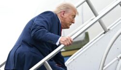 Trump Dirujak Habis saat Kesandung di Tangga Air Force One