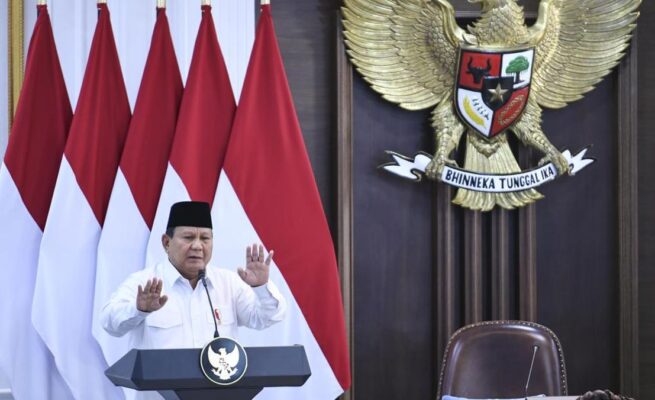 Presiden Prabowo Subianto menggelar rapat terbatas (ratas) dengan sejumlah menterinya di Istana Kepresidenan, Jakarta, Senin (2/6).