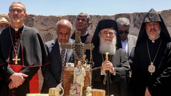 Para pemimpin gereja tertinggi di Palestina melakukan kunjungan solidaritas ke kota Kristen Taybeh di Tepi Barat pada Senin, 15 Juli 2025.