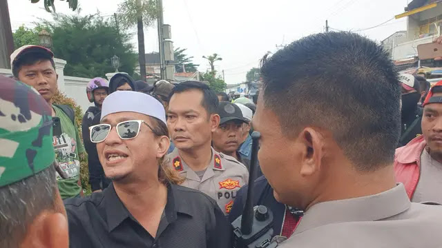 Habib Bahar bin Smith bersama pengikutnya mendatangi lokasi pelantikan pengurus PWI LS Jabodetabek di Depok, Minggu (27/7/2025), menolak ormas yang dianggap memecah belah umat. (Foto: Istimewa)
