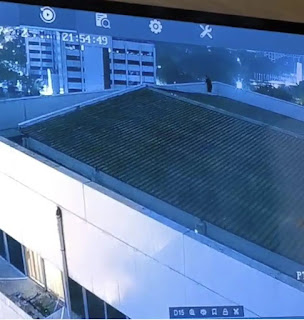 Begini Penampakan Arya Daru Selama 1 Jam 26 Menit di Rooftop Gedung Kemlu