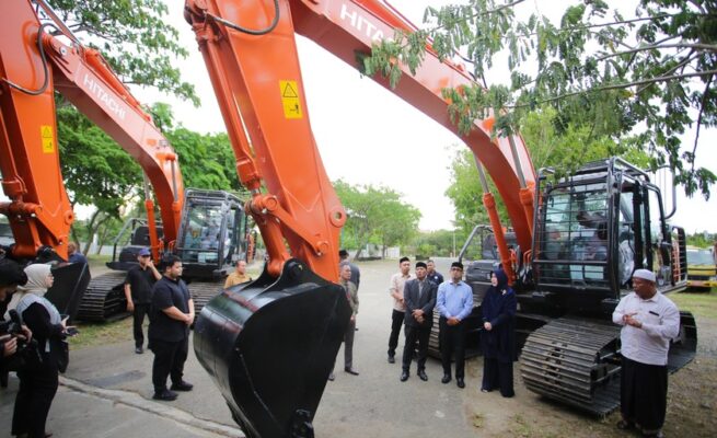 Illiza Serahkan Dua Ekskavator untuk DLHK3 Banda Aceh