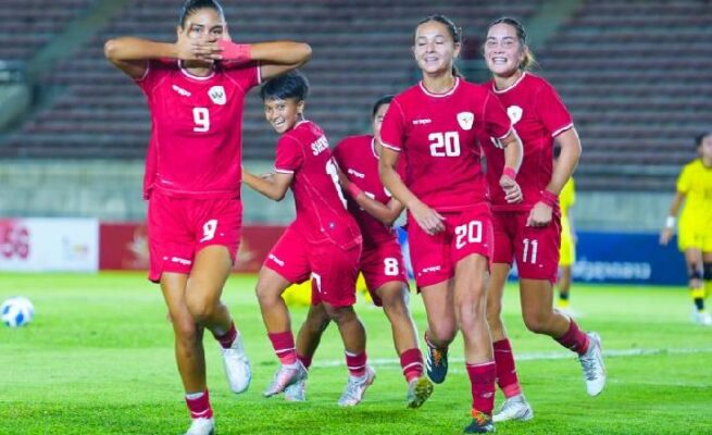 Pemain depan Timnas Putri Indonesia Claudia Scheunemann (kiri) merayakan gol bersama rekan setimnya.