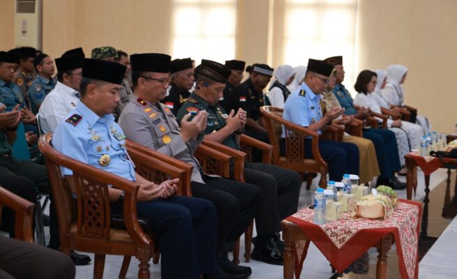 Dalam suasana khidmat dan penuh kebersamaan, Polda Daerah Istimewa Yogyakarta (DIY) menggelar doa lintas agama dalam rangka peringatan Hari Bhayangkara ke-79 di Gedung Anton Soedjarwo, Senin (30/6/2025). Foto: Ist