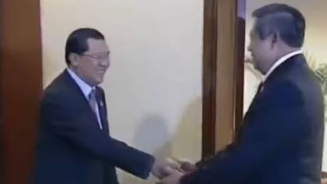 Momen Presiden SBY pada 2011 saat mempertemukan PM Thailand dan PM Kamboja dalam upaya mendamaikan konflik perbatasan yang berkepanjangan. (Foto: Instagram @hendriteja_)