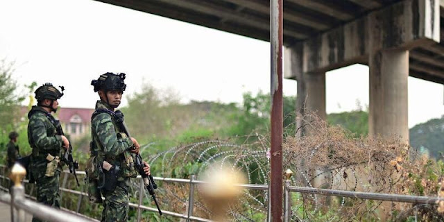 Pasukan militer Thailand dikerahkan dalam Operasi Trat Pikhat Pairee 1 untuk menghadapi agresi militer Kamboja di perbatasan Provinsi Trat, Sabtu (26/7/2025). (Foto: Nation Thailand)