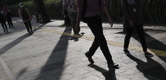 Target 10 ribu langkah per hari untuk hidup sehat ternyata tidak sepenuhnya wajib. Sebuah studi besar berskala global menemukan bahwa 7 ribu langkah sehari sudah cukup signifikan menurunkan risiko kematian dan penyakit kronis.