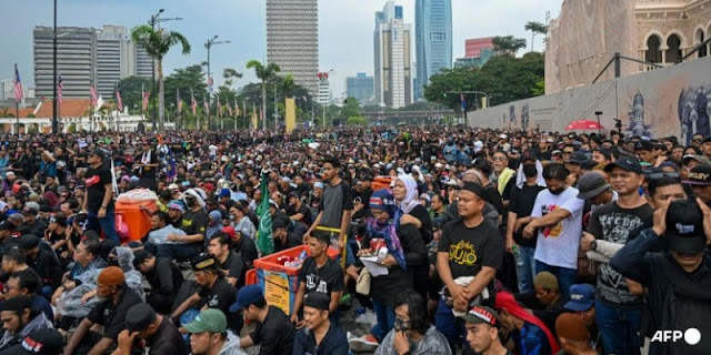 Ribuan demonstran berkumpul di Lapangan Merdeka, Kuala Lumpur, mengecam kegagalan reformasi di bawah pemerintahan Anwar Ibrahim, Sabtu (26/7/2025). (Foto: Reuters)