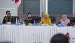 Wali Kota Illiza Sa’aduddin Djamal bersama anggota Komisi X DPR RI di Balai Kota Banda Aceh