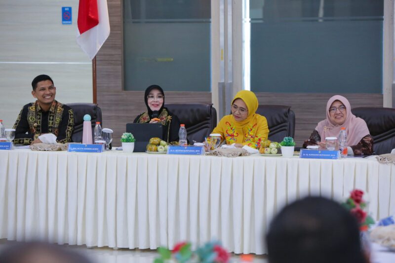 Wali Kota Illiza Sa’aduddin Djamal bersama anggota Komisi X DPR RI di Balai Kota Banda Aceh