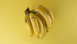 Ilustrasi pisang dan beberapa makanan yang sebaiknya tidak dikonsumsi bersamaan