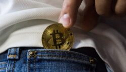 Harga Bitcoin kembali tertekan tajam pada Selasa, 15 Juli 2025