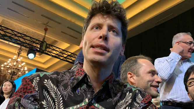 Kepala Eksekutif OpenAI sekaligus pencipta ChatGPT, Sam Altman, secara terang-terangan memperingatkan bahwa kecerdasan buatan (AI) tidak hanya mengancam profesi tertentu, tapi siap menghapus seluruh kategori pekerjaan.